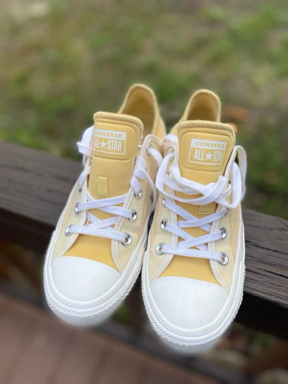 Converse Kids Low-Top Sneakers in Soft Yellow and White